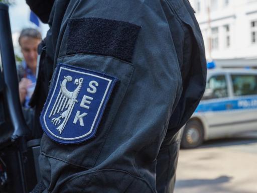 SEK-Abzeichen an der Uniform eines Polizisten eines Sondereinsatzkommandos, aufgenommen in Heiligendamm (Mecklenburg-Vorpommern)