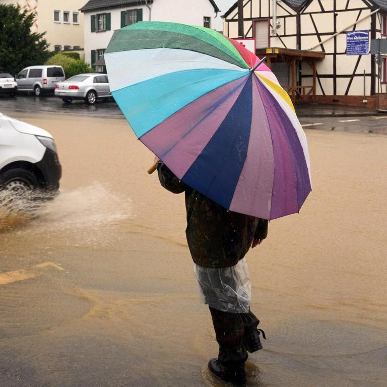 Der Ortskern von Gelsdorf (Kreis Ahrweiler)ist nach dem Starkregen überflutet. Tief Bernd bringt Regen über Eifel und Hunsrück, die Hochwassergefahr steigt.