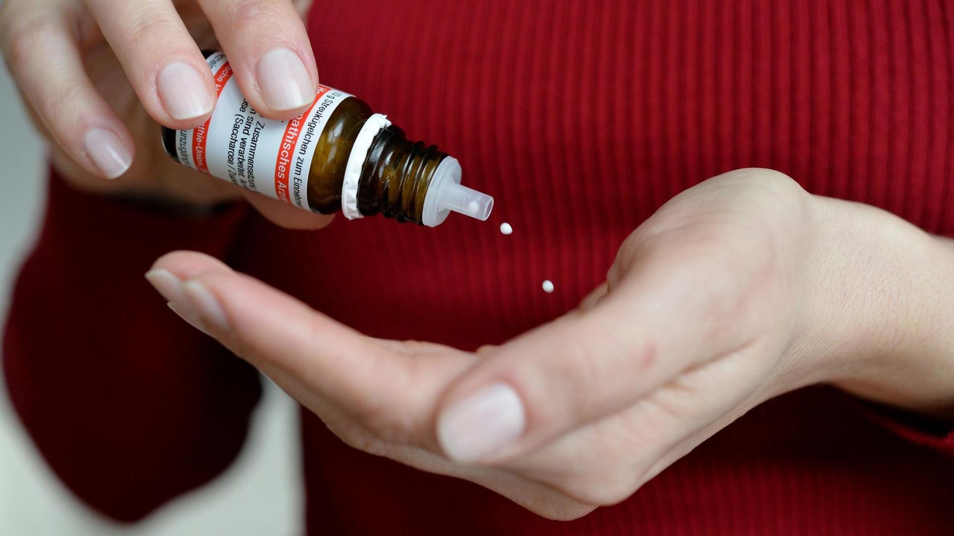 Sogenannte Globuli Kügelchen, ein homöopathisches Arzneimittel, aufgenommen am 20.01.2017 in Seesen. Foto: Frank May/picture alliance (model released) | Verwendung weltweit Sogenannte Globuli Kügelchen, ein homöopathisches Arzneimittel, aufgenommen am 20.01.2017 in Seesen. Foto: Frank May/picture alliance (model released) | Verwendung weltweit