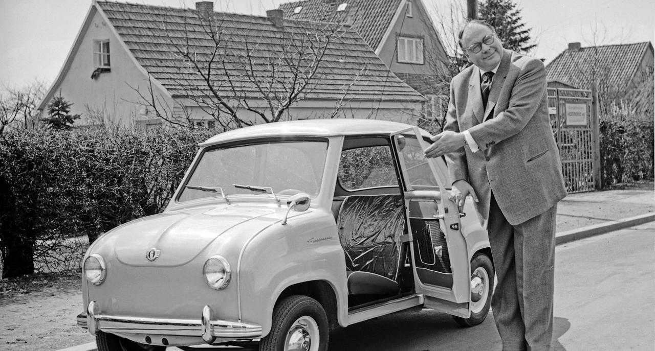 Der deutsche Schauspieler Heinz Erhardt präsentiert ein Goggomobil, Hamburg 1957.