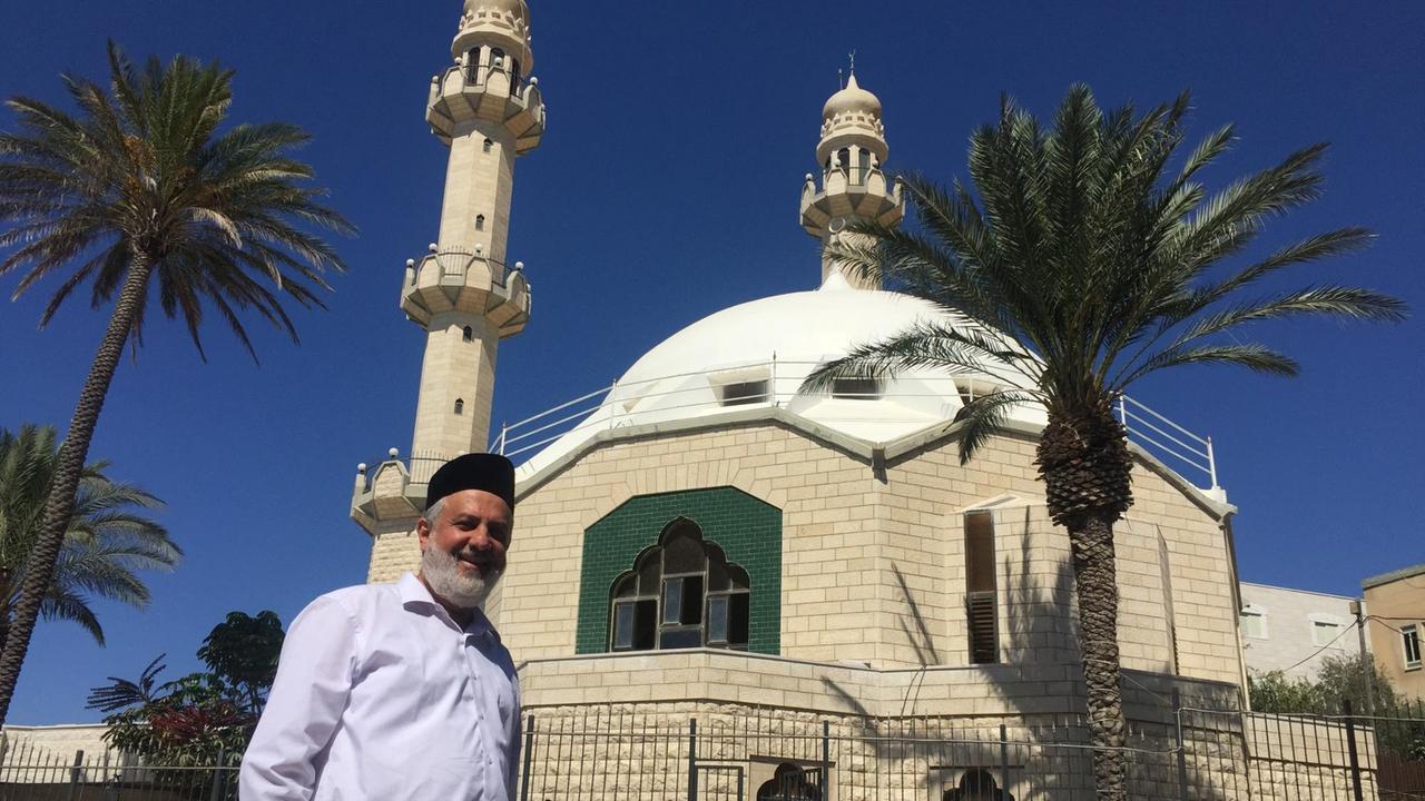 Gemeindevorsteher Mohammed Odeh vor der Mahmud Moschee in Haifa. Gemeindevorsteher Mohammed Odeh vor der Mahmud Moschee in Haifa.