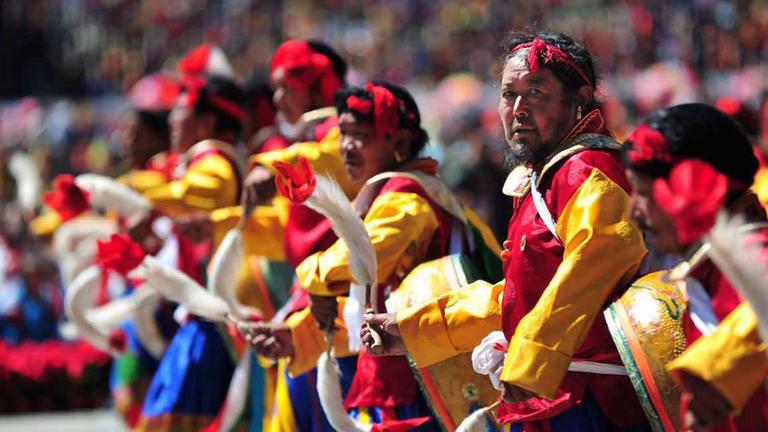 Tibeter während einer Zeremonie anlässlich des 50-jährigen Jubiläums der sogenannte Autonomen Region Tibet im September 2015 in Lhasa. Tibeter während einer Zeremonie anlässlich des 50-jährigen Jubiläums der sogenannte Autonomen Region Tibet im September 2015 in Lhasa.