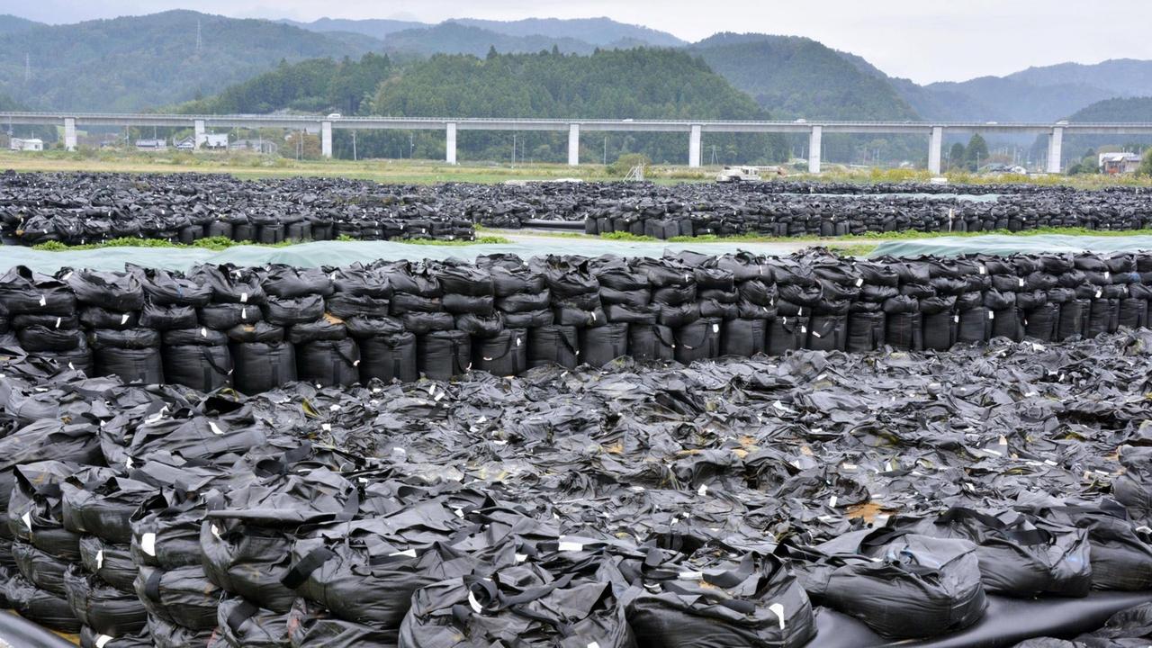 28.10.2017, Naraha in der Provinz Fukushima: Kontaminiertes Material ist in schwarzen Plastiksäcken verpackt auf einem riesigen Areal gestapelt. 28.10.2017, Naraha in der Provinz Fukushima: Kontaminiertes Material ist in schwarzen Plastiksäcken verpackt auf einem riesigen Areal gestapelt.