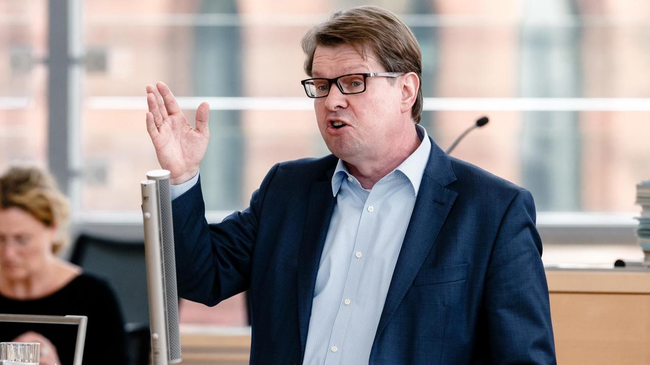 Ralf Stegner (SPD), Fraktionsvorsitzender der SPD im Landtag in Schleswig-Holstein, spricht am 23.03.2017 in Kiel (Schleswig-Holstein) im Landtag während der letzten Sitzung vor der Landtagswahl am 07. Mai 2017. Foto: Markus Scholz/dpa | Verwendung weltweit Ralf Stegner (SPD), Fraktionsvorsitzender der SPD im Landtag in Schleswig-Holstein, spricht am 23.03.2017 in Kiel (Schleswig-Holstein) im Landtag während der letzten Sitzung vor der Landtagswahl am 07. Mai 2017. Foto: Markus Scholz/dpa | Verwendung weltweit