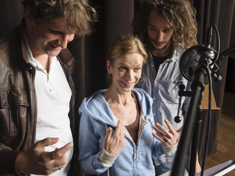 Die Darsteller Sebastian Schwarz, Judith Engel und Bernardo Arias Porras im Hörspiel „Mission zum Mars“ vor dem Mikrofon