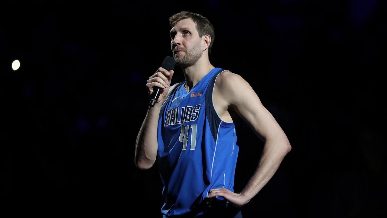 Dirk Nowitzki, die #41 der Dallas Mavericks erklärte am 9. April, dass er sein letztes Heimspiel bestritten hat. Dirk Nowitzki, die #41 der Dallas Mavericks erklärte am 9. April, dass er sein letztes Heimspiel bestritten hat.
