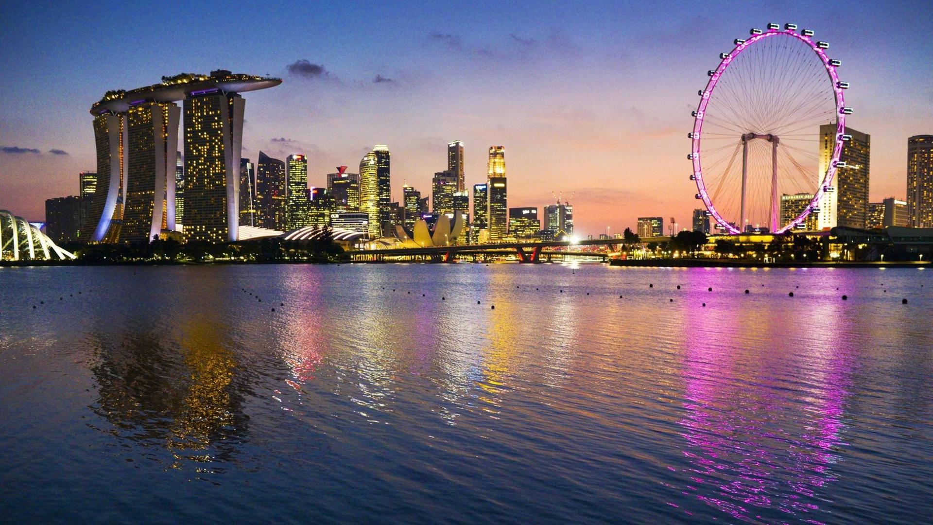 Blick auf die abendliche Skyline von Singapur. Blick auf die abendliche Skyline von Singapur.