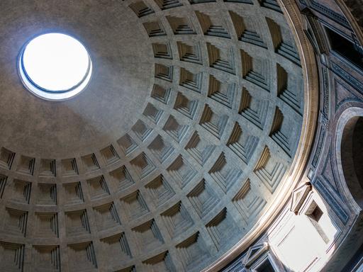 Die Kuppel des Pantheons in Rom. Der Eingang zur "Akademie der schönen Künst und der Literatur" befindet sich links neben dem Eingang hinter einer schlichten Holztür.