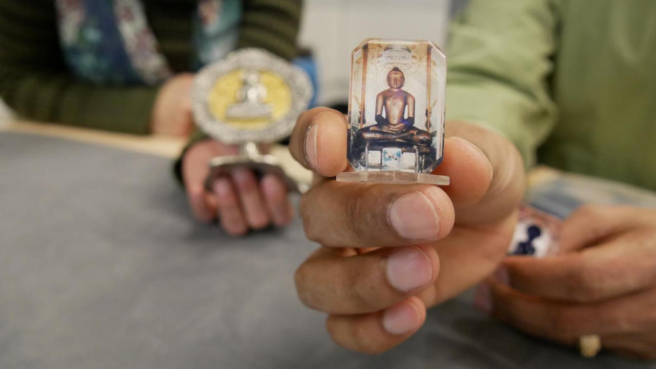 Manoj Jain zeigt eine Darstellung von Mahavira, dem 24. Tirthankara, der den Jainismus begründet haben soll Manoj Jain zeigt eine Darstellung von Mahavira, dem 24. Tirthankara, der den Jainismus begründet haben soll