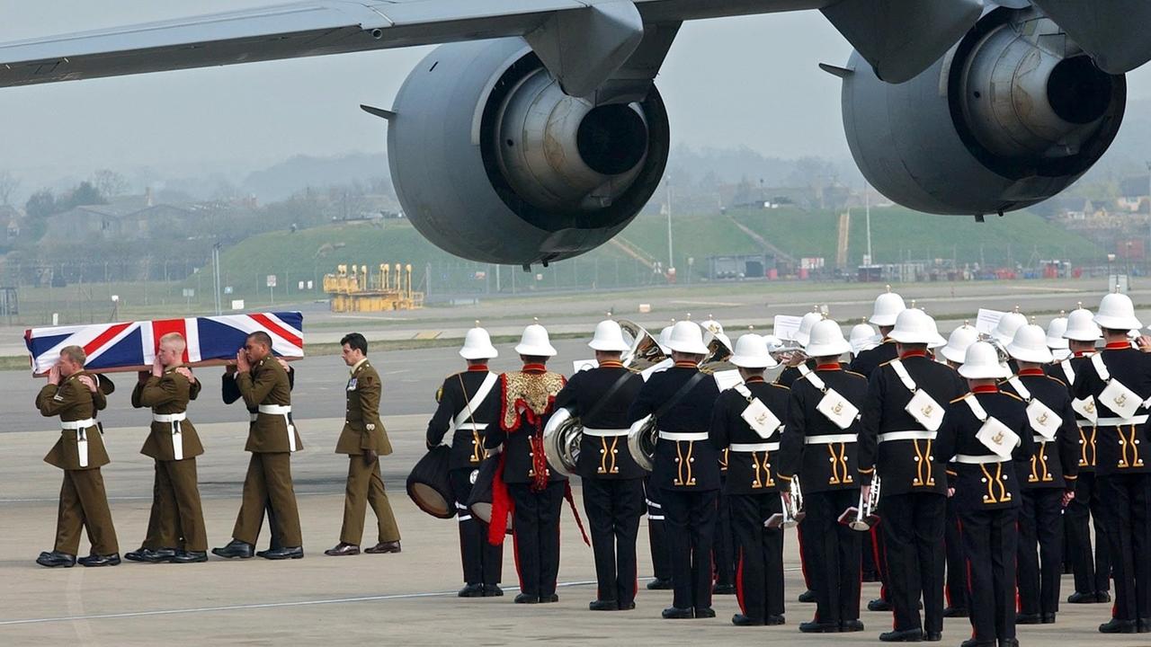 Soldaten der königlichen Marine tragen am 29.3.2003 auf dem Militärflughafen Brize Norton einen Sarg mit den sterblichen Überresten eines im Irak gefallenen britischen Soldaten auf ihren Schultern. Soldaten der königlichen Marine tragen am 29.3.2003 auf dem Militärflughafen Brize Norton einen Sarg mit den sterblichen Überresten eines im Irak gefallenen britischen Soldaten auf ihren Schultern.