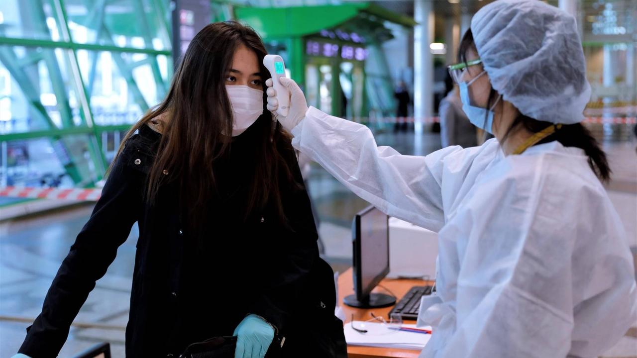 Messung der Körpertemperatur am Nursultan-Nazarbayev-Flughafen in Kasachstan Messung der Körpertemperatur am Nursultan-Nazarbayev-Flughafen in Kasachstan