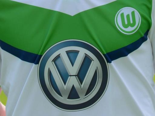 Nahaufnahme des VW-Logos auf dem Trikot des VfL Wolfsburg.