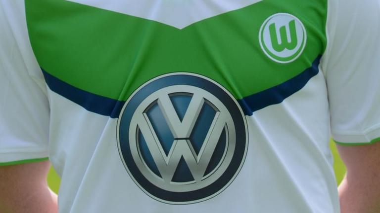Nahaufnahme des VW-Logos auf dem Trikot des VfL Wolfsburg. Nahaufnahme des VW-Logos auf dem Trikot des VfL Wolfsburg.