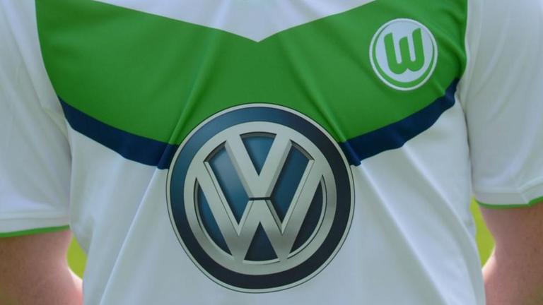 Nahaufnahme des VW-Logos auf dem Trikot des VfL Wolfsburg.