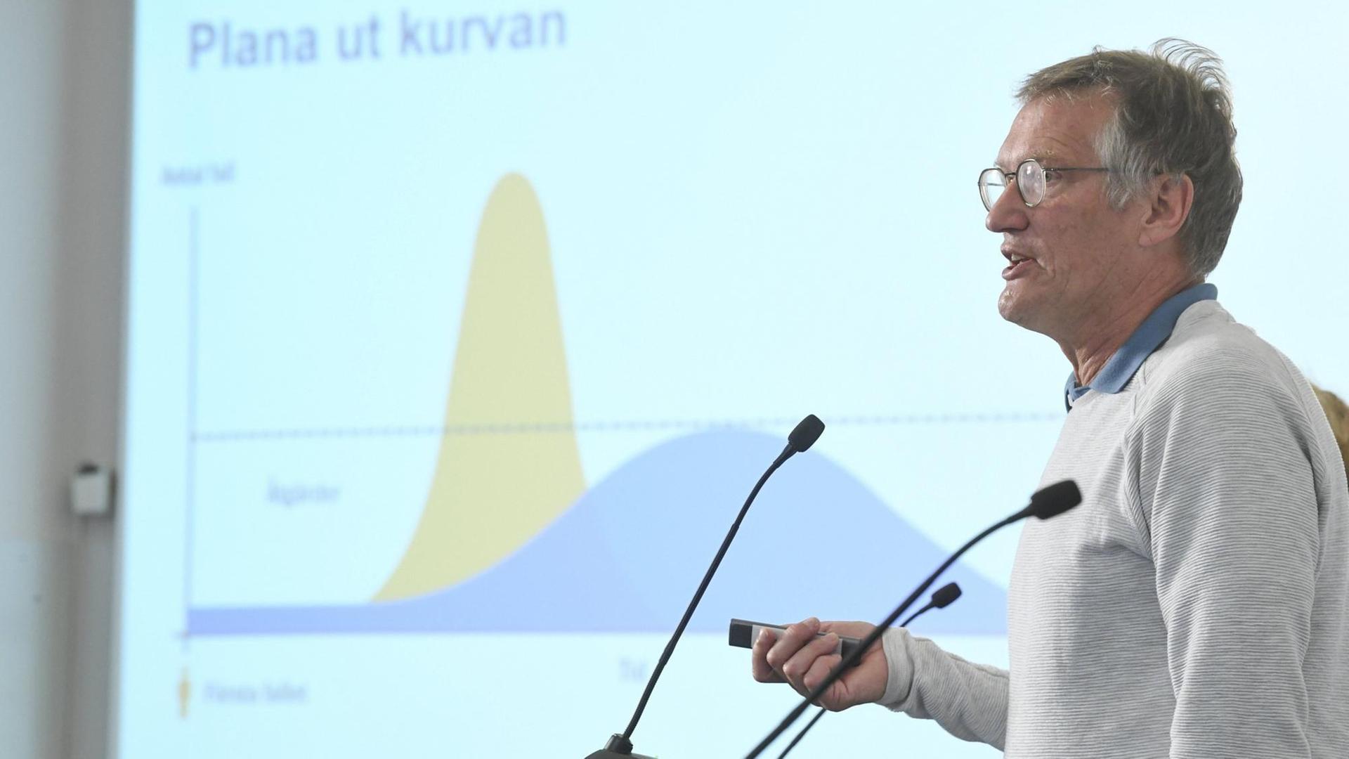 Der Chefepidemiologe Anders Tegnell von der schwedischen Gesundheitsbehörde spricht während einer Pressekonferenz am 9. Juni 2020 in Stockholm über die aktuelle Covid-19 Situation Der Chefepidemiologe Anders Tegnell von der schwedischen Gesundheitsbehörde spricht während einer Pressekonferenz am 9. Juni 2020 in Stockholm über die aktuelle Covid-19 Situation