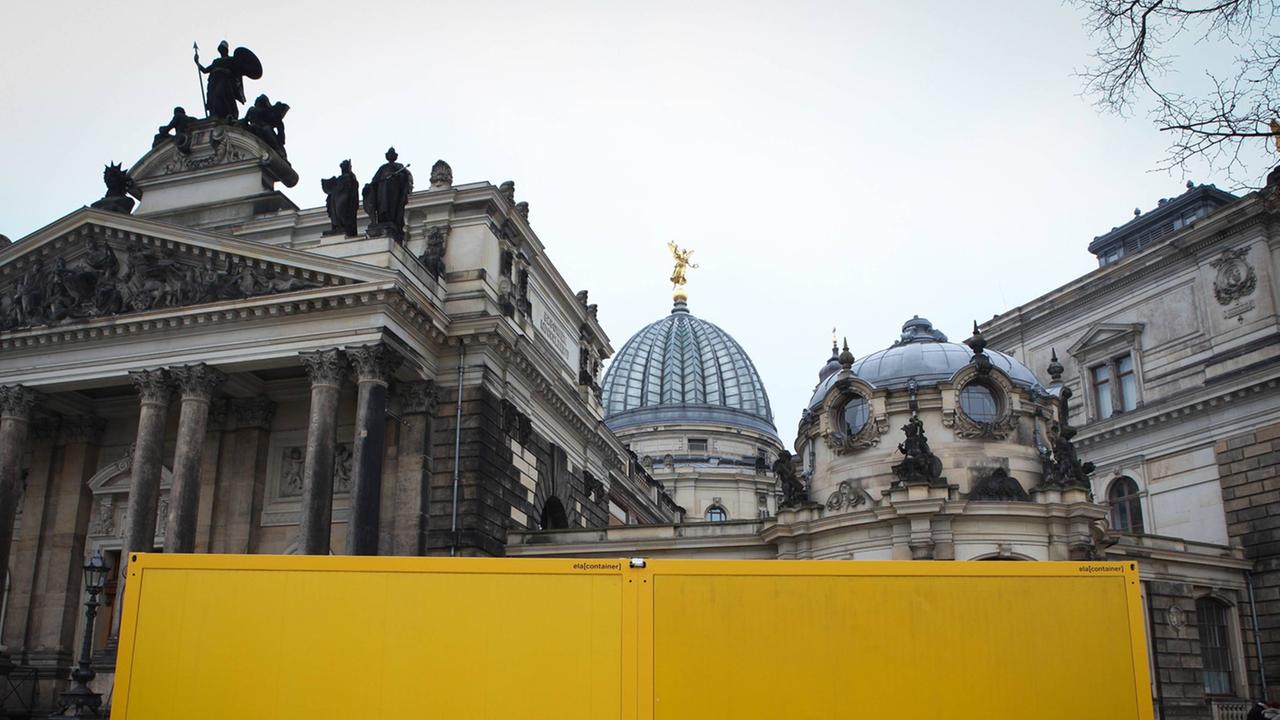 Unter der Überschrift Kulturfestival für ein weltoffenes Dresden wurden in verschiedenen Stellen der Dresdner Innenstadt Container errichtet, in denen Kunst gezeigt wird. Hier an der Brühlschen Terrasse. Unter der Überschrift Kulturfestival für ein weltoffenes Dresden wurden in verschiedenen Stellen der Dresdner Innenstadt Container errichtet, in denen Kunst gezeigt wird. Hier an der Brühlschen Terrasse.