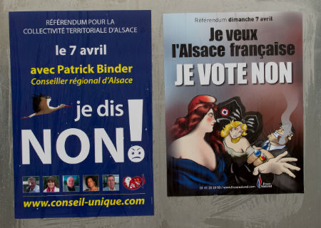 Sehen Marianne in Gefahr: Wahlplakate der Fusionsgegner in Schiltigheim bei Straßburg