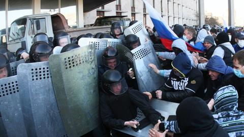 In der ostukrainischen Stadt Donezk stürmten am Sonntag (06.04.2014) prorussische Demonstranten das zentrale Verwaltungsgebäude. Rund 200 Polizisten vor Ort zogen ab.