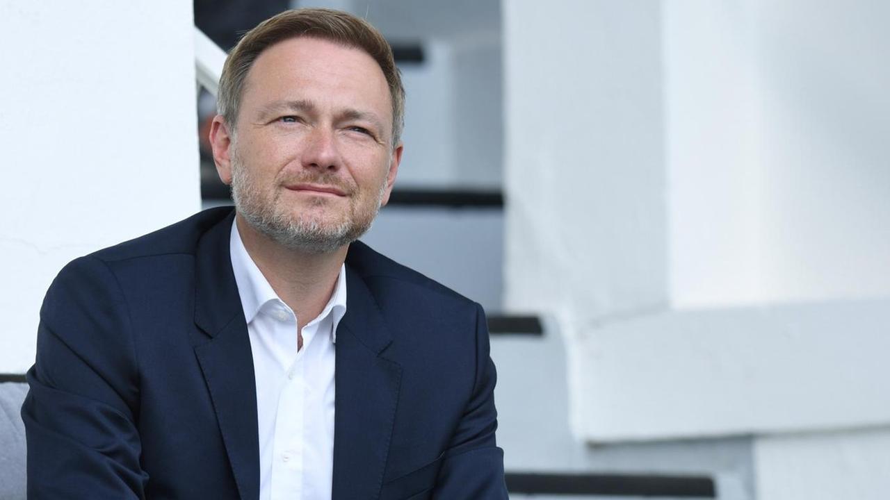 Christian Lindner sitzt auf einer Sofa Christian Lindner sitzt auf einer Sofa