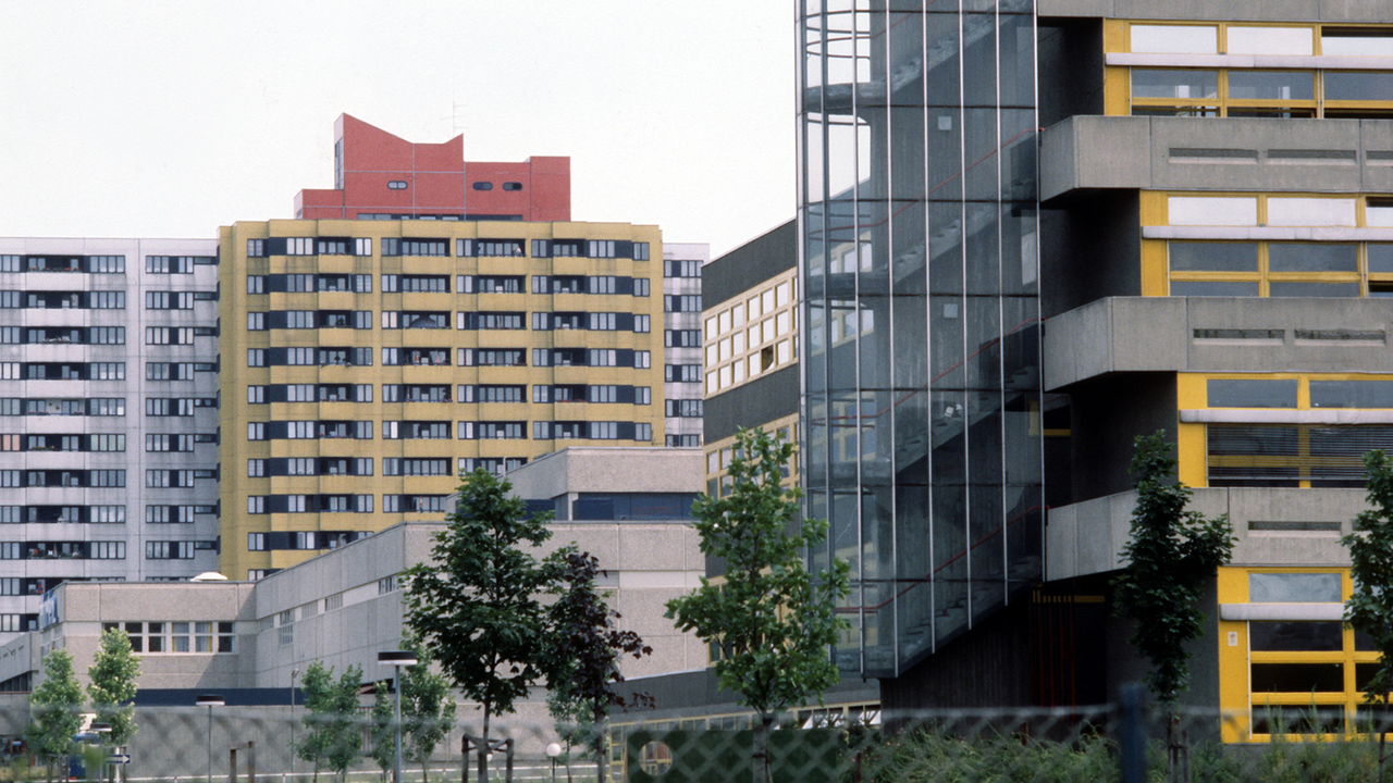 Wohnblocks mit bunten Fassaden im Märkischen Viertel in Berlin. Wohnblocks mit bunten Fassaden im Märkischen Viertel in Berlin.