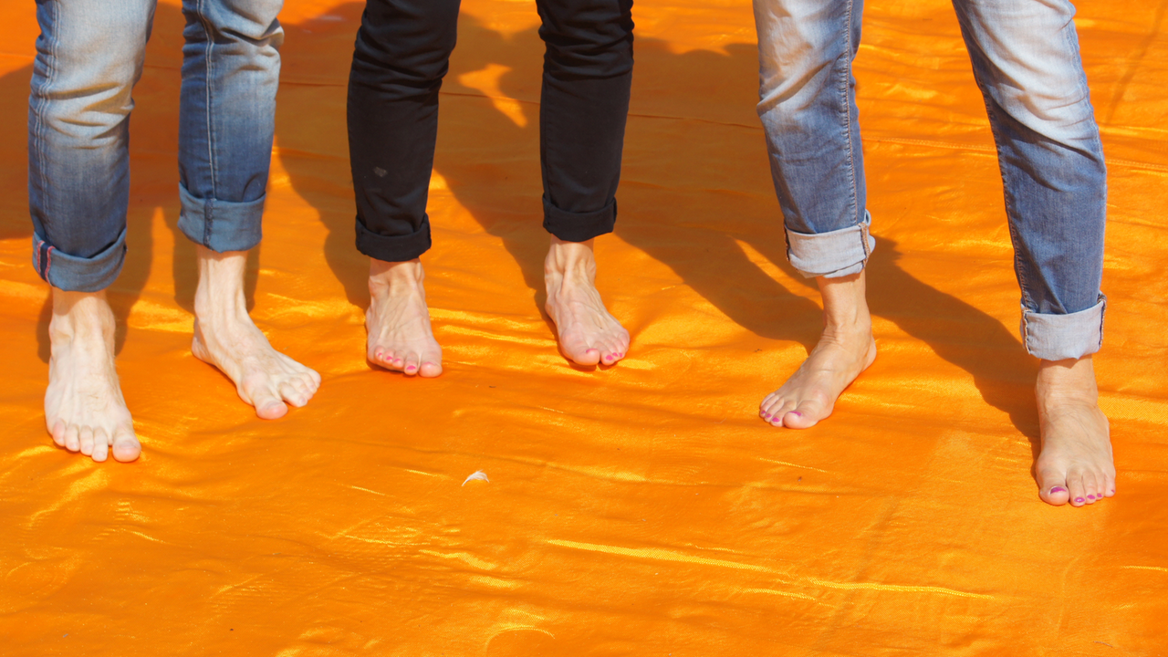 Am besten erkundet man die "Floating Piers" barfuß - empfiehlt jedenfalls Christo. Am besten erkundet man die "Floating Piers" barfuß - empfiehlt jedenfalls Christo.