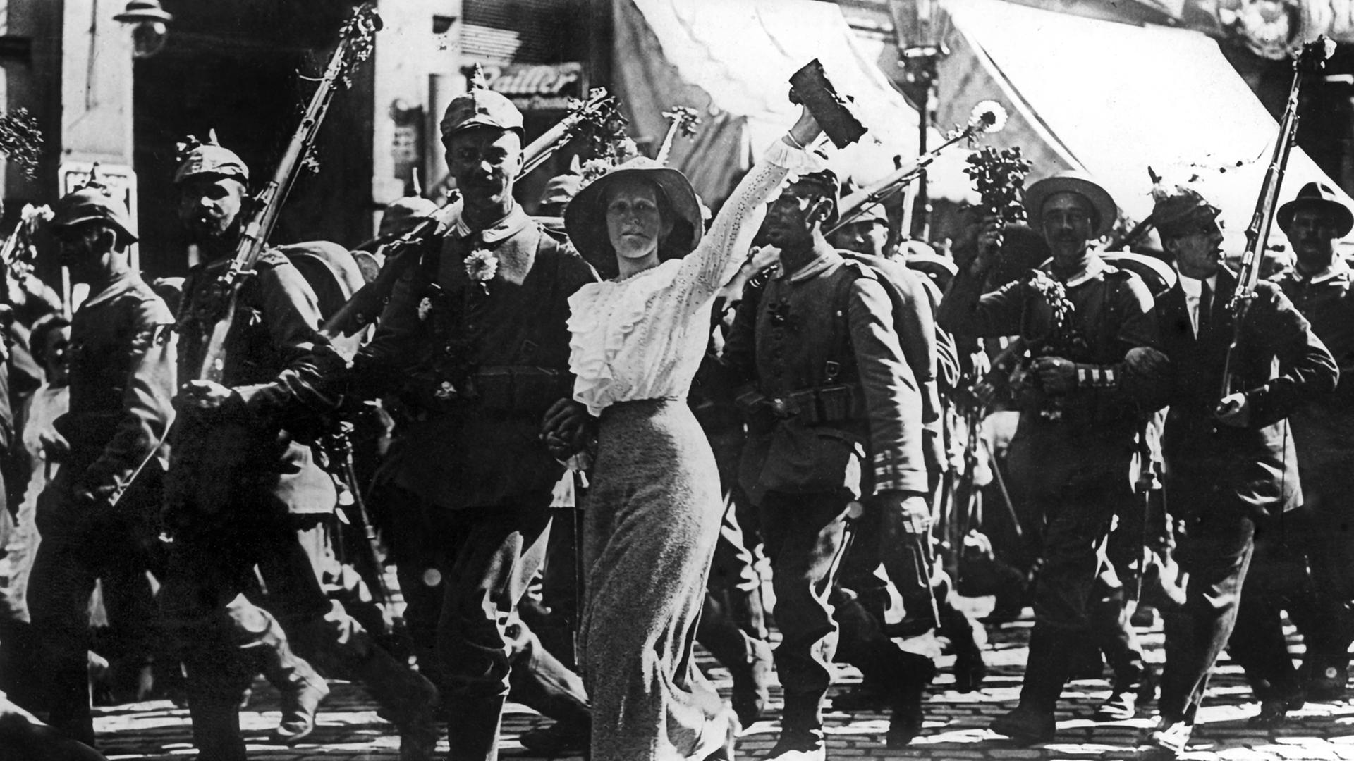 Nachdem am 1. August 1914 durch Kaiser Wilhelm II. die allgemeine Mobilmachung verkündet worden ist, ziehen deutsche Soldaten in den Krieg.