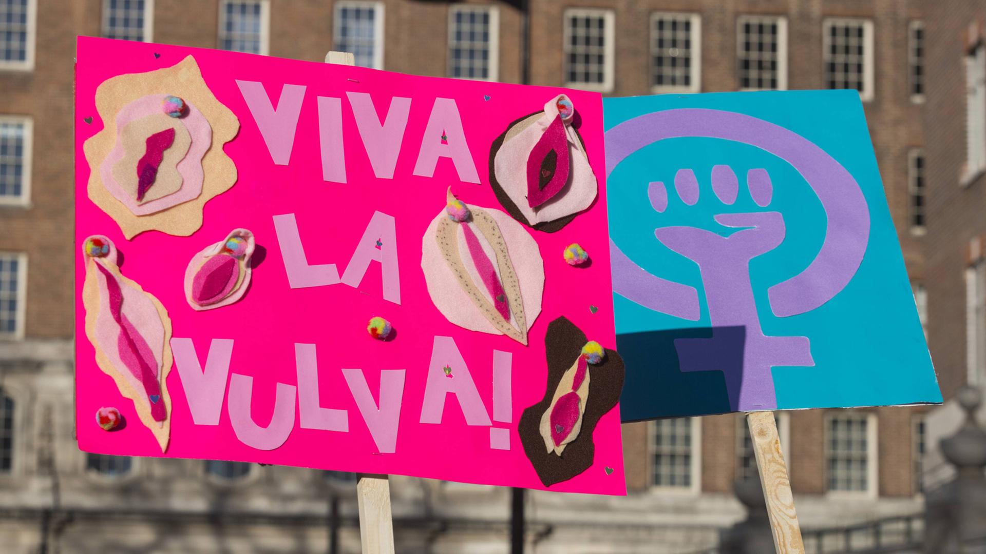 Women s March, London, UK London, UK. 21 January 2017. Protesters take part in the Women s March, which is an anti-Trump protest. More than 10,000 protesters walked from Grosvenor Square to a rally in Trafalgar Square. Women s March, London, UK London, UK. 21 January 2017. Protesters take part in the Women s March, which is an anti-Trump protest. More than 10,000 protesters walked from Grosvenor Square to a rally in Trafalgar Square.