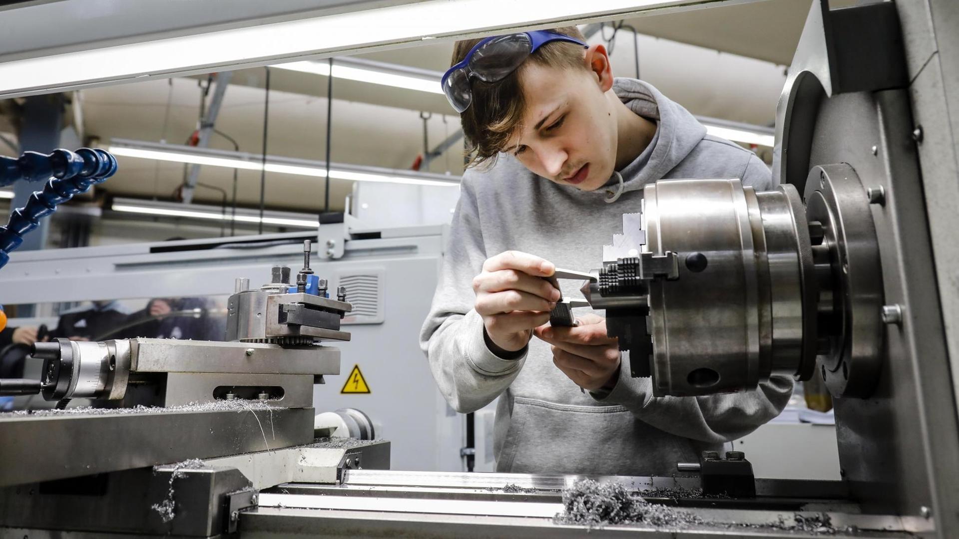 Ein Azubi steht im Berufsbildungszentrum der Remscheider Metall- und Elektroindustrie an einer Werkzeugmaschine. Ein Azubi steht im Berufsbildungszentrum der Remscheider Metall- und Elektroindustrie an einer Werkzeugmaschine.