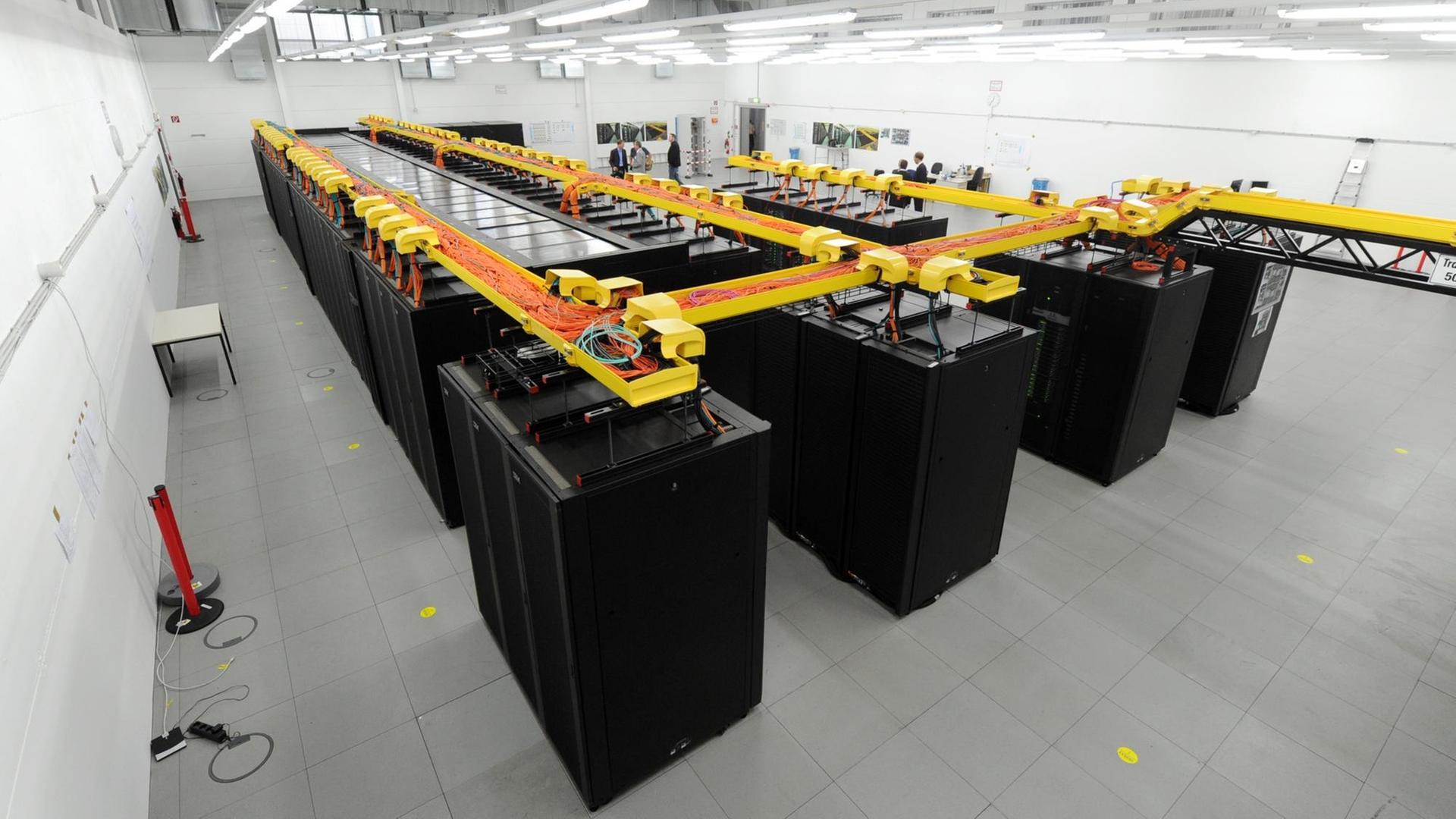 Duzende kleiderschrankgroße Module des "SuperMuUC" Hochleistungsrechners in einer kahlen Halle. Duzende kleiderschrankgroße Module des "SuperMuUC" Hochleistungsrechners in einer kahlen Halle.
