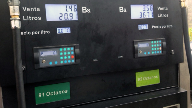 Zapfanzeige in Venezuela: 36 Liter Benzin für 3,6 Bolivares.