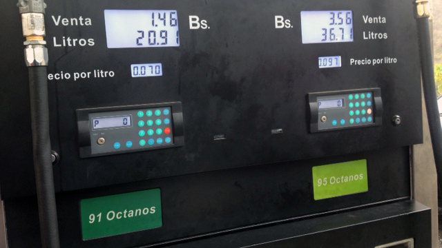 Zapfanzeige in Venezuela: 36 Liter Benzin für 3,6 Bolivares. Zapfanzeige in Venezuela: 36 Liter Benzin für 3,6 Bolivares.