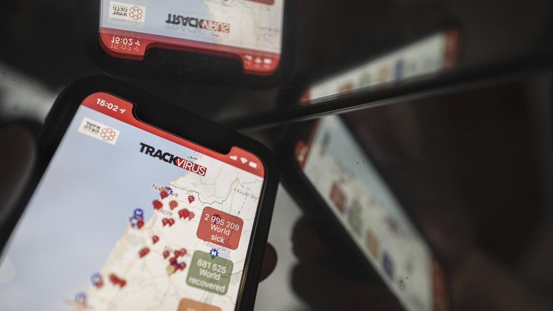 Smartphone mit Trackvirus-App Smartphone mit Trackvirus-App