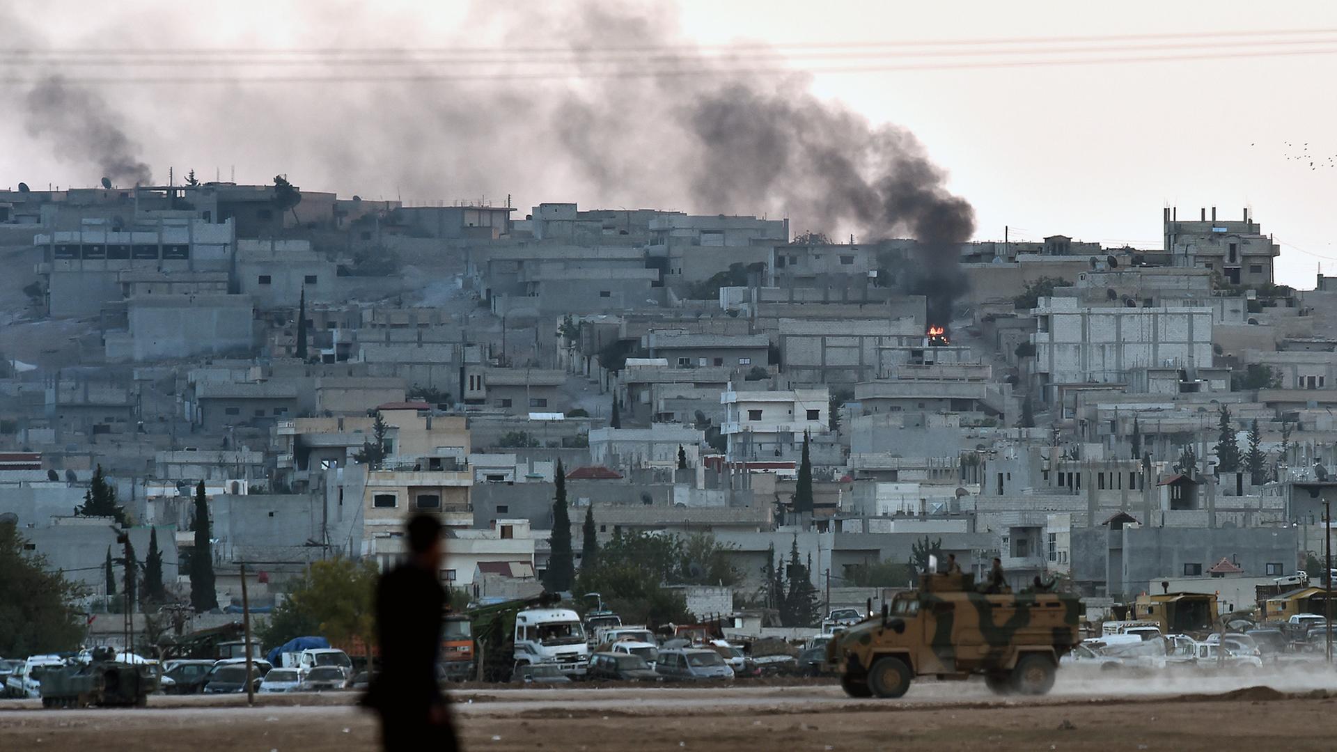 In der Stadt Kobane im Norden Syriens kämpfen IS-Anhänger gegen kurdische Verteidiger. In der Stadt Kobane im Norden Syriens kämpfen IS-Anhänger gegen kurdische Verteidiger.