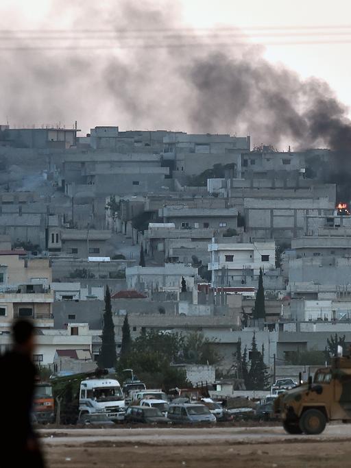 In der Stadt Kobane im Norden Syriens kämpfen IS-Anhänger gegen kurdische Verteidiger.