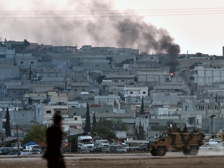 In der Stadt Kobane im Norden Syriens kämpfen IS-Anhänger gegen kurdische Verteidiger.
