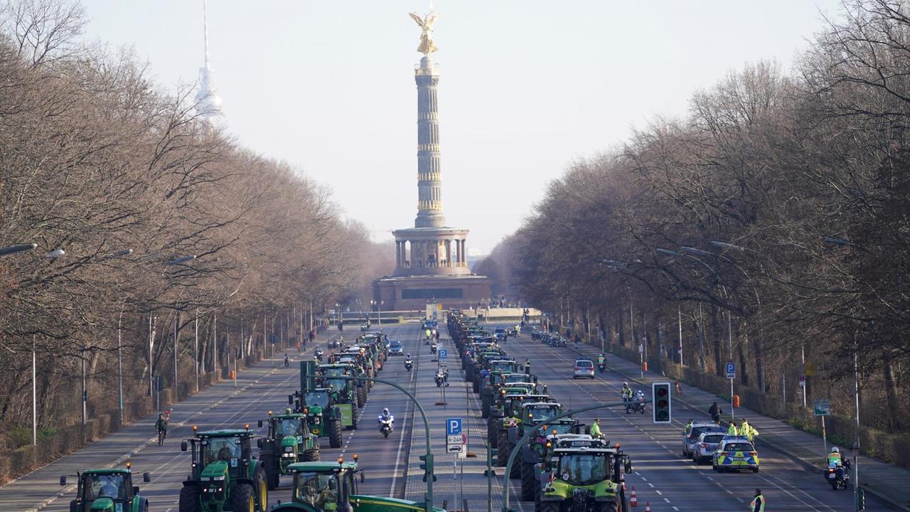 Mit Traktoren demonstrieren Landwirte in Berlin am Rande "Grünen Woche".