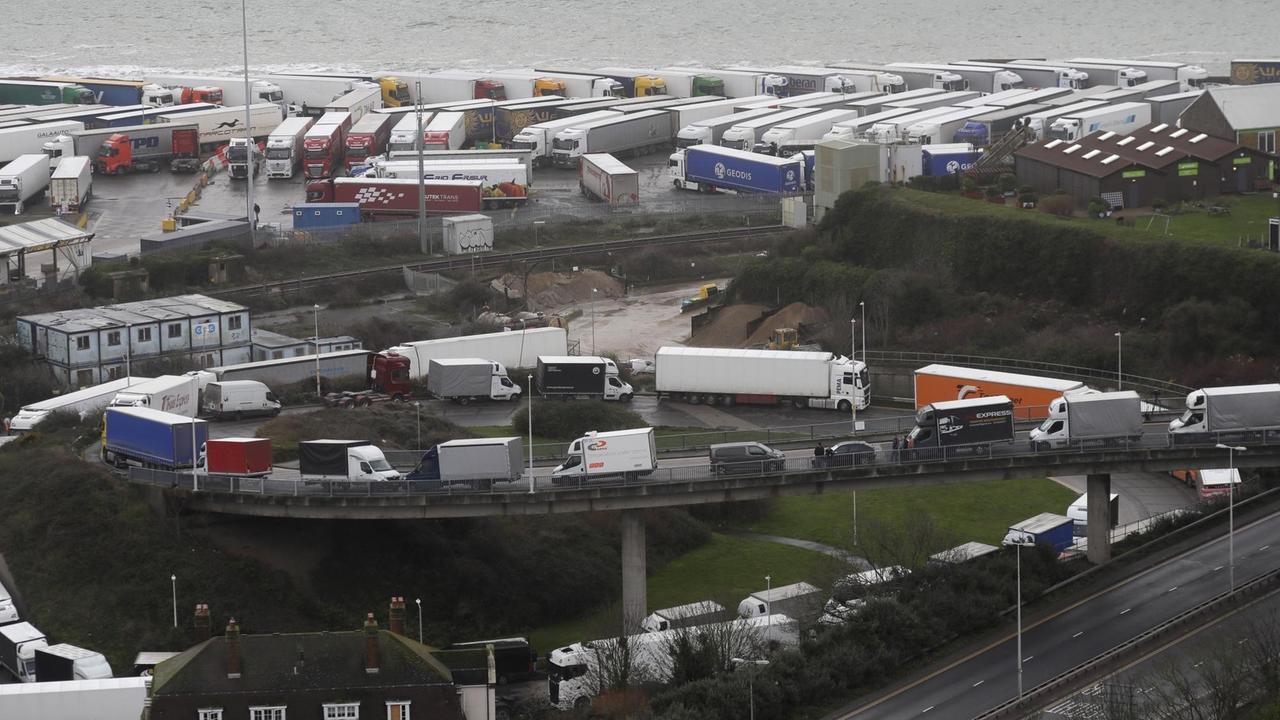 Großbritannien, Dover: Lastwagen stauen sich auf einer Abfahrt zum Hafen von Dover. Großbritannien, Dover: Lastwagen stauen sich auf einer Abfahrt zum Hafen von Dover.