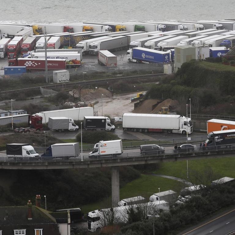 Großbritannien, Dover: Lastwagen stauen sich auf einer Abfahrt zum Hafen von Dover.