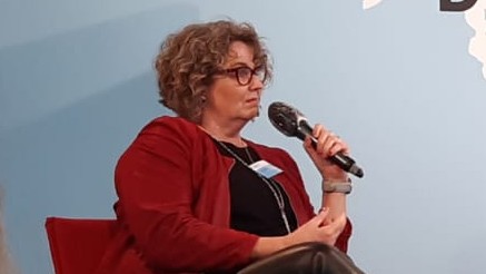 Gitta Schwarz bei einem Podiumsgespräch