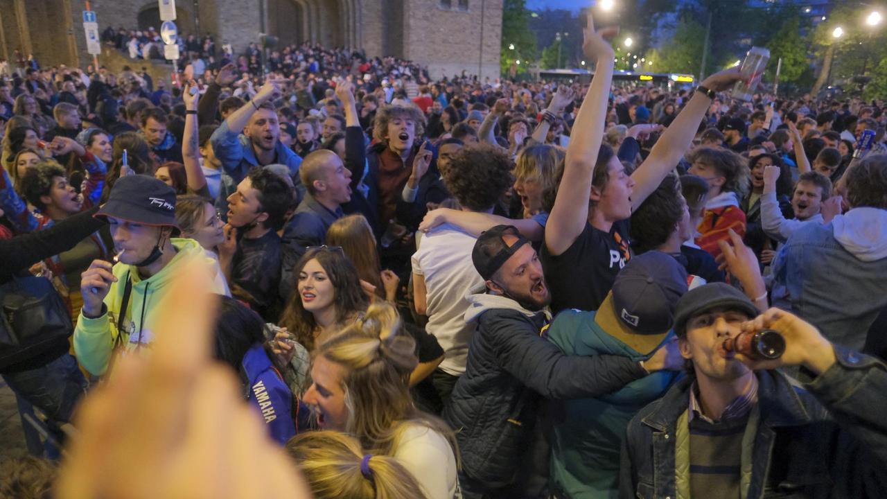 Auf dem Platz Flagey in Brüssel drängen sich zahlreiche junge Leute und feiern das Ende der nächtlichen Corona-Ausgangssperre.