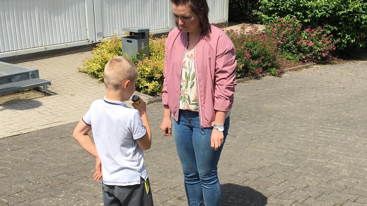 2461270072_Ein Grundschüler gibt den Reporter.jpeg 2461270072_Ein Grundschüler gibt den Reporter.jpeg