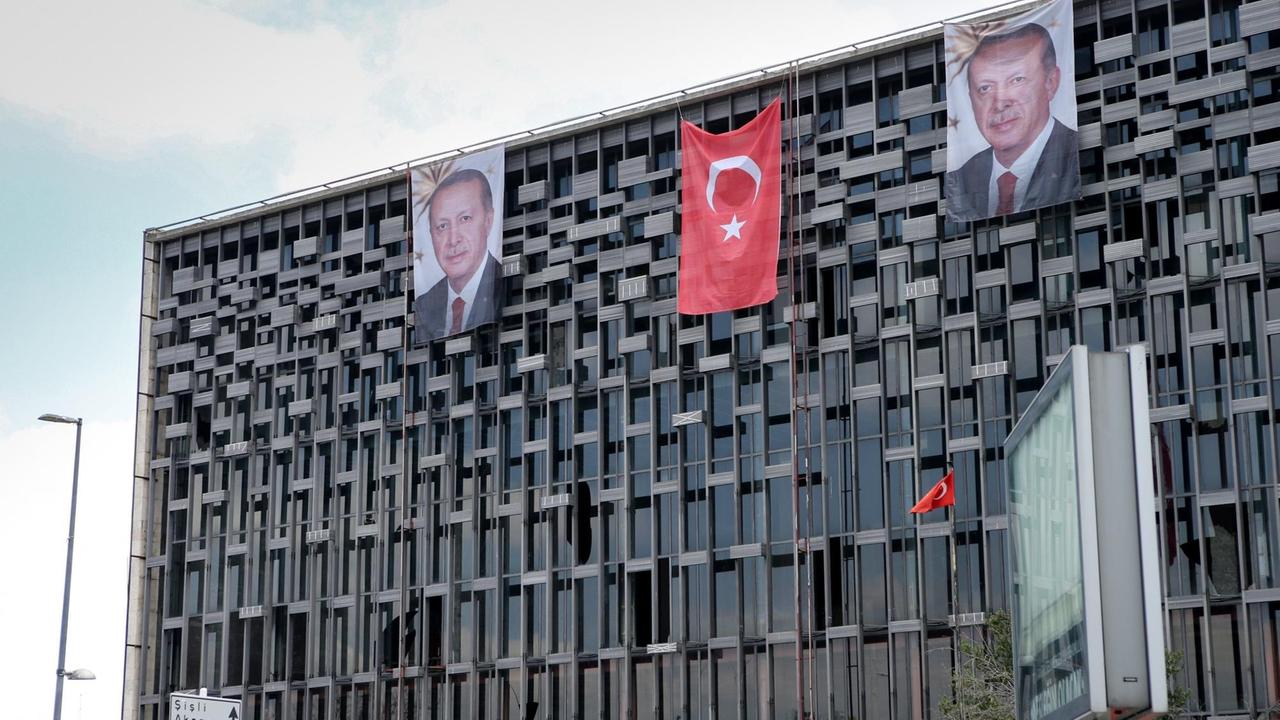 Bilder des türkischen Präsidenten Recep Tayyip Erdogan und eine türkische Flagge auf dem Taksim-Platz in Istanbul am 17. Juli 2016. Bilder des türkischen Präsidenten Recep Tayyip Erdogan und eine türkische Flagge auf dem Taksim-Platz in Istanbul am 17. Juli 2016.
