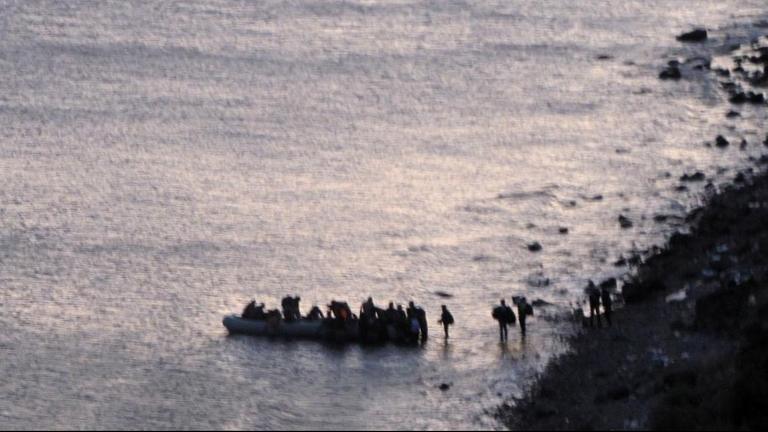 Man sieht ein Schlauchboot mit Flüchtlingen an der ägäischen Küste. Man sieht ein Schlauchboot mit Flüchtlingen an der ägäischen Küste.