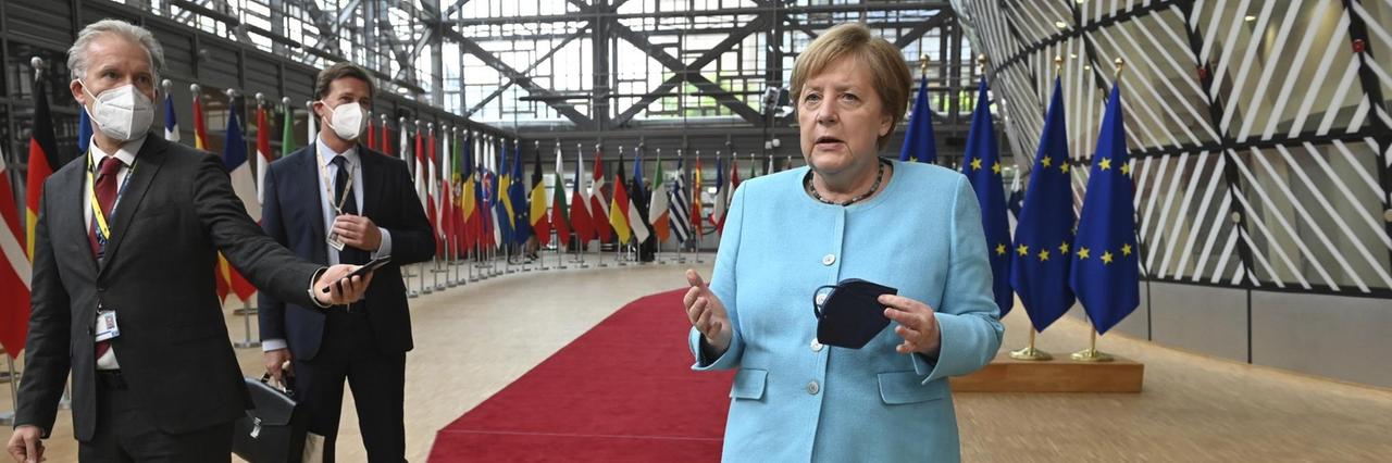 Belgien, Brüssel: Angela Merkel, Bundeskanzlerin von Deutschland, spricht beim Gipfel der EU-Staats- und Regierungschefs mit Journalisten.