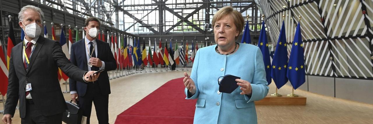 Belgien, Brüssel: Angela Merkel, Bundeskanzlerin von Deutschland, spricht beim Gipfel der EU-Staats- und Regierungschefs mit Journalisten. Belgien, Brüssel: Angela Merkel, Bundeskanzlerin von Deutschland, spricht beim Gipfel der EU-Staats- und Regierungschefs mit Journalisten.