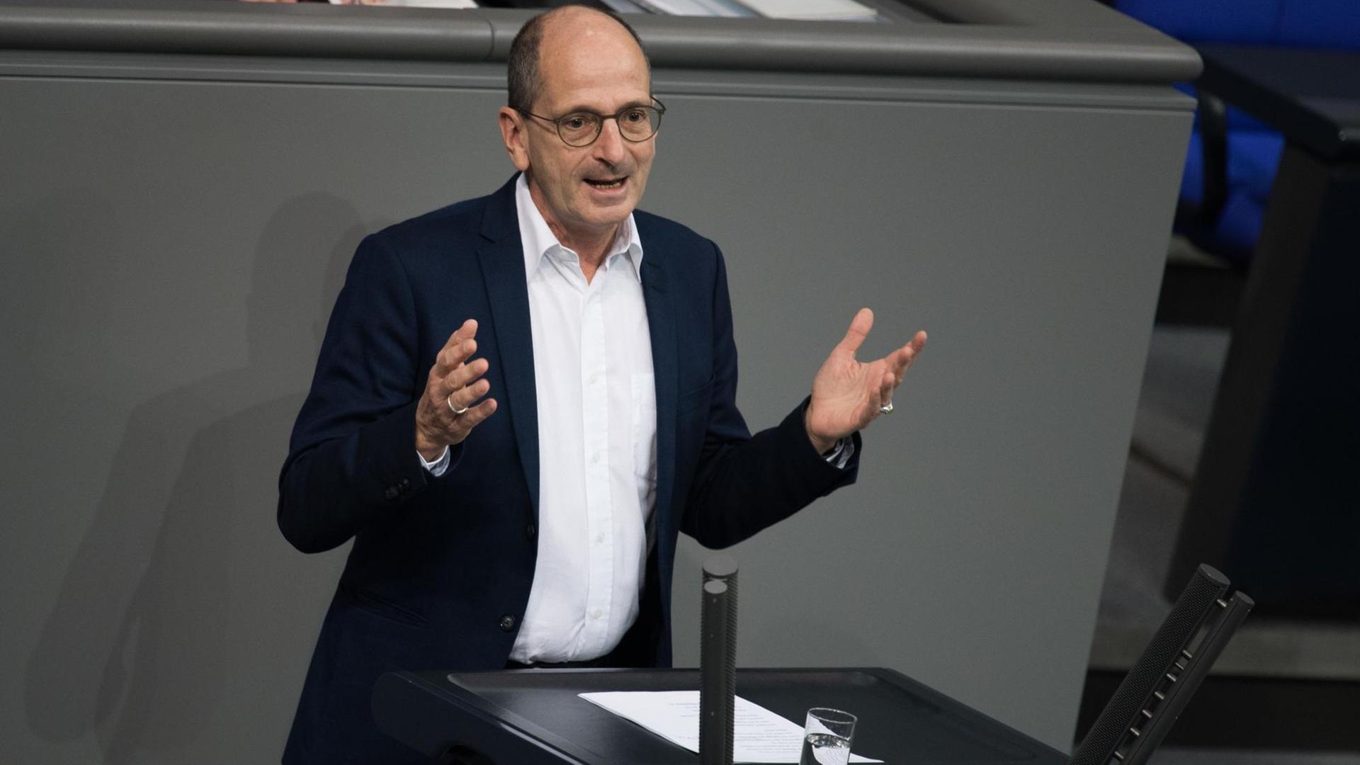 Achim Kessler (Die Linke) spricht bei einer Sitzung des Deutschen Bundestages. Achim Kessler (Die Linke) spricht bei einer Sitzung des Deutschen Bundestages.