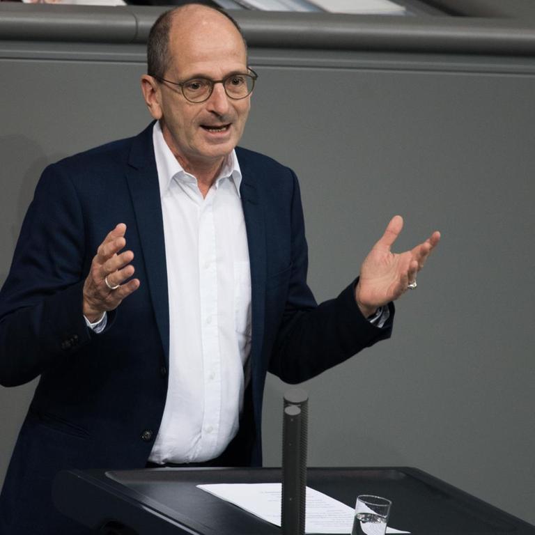 Achim Kessler (Die Linke) spricht bei einer Sitzung des Deutschen Bundestages.
