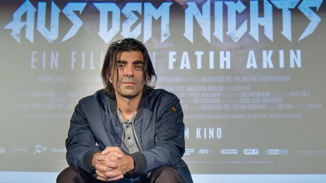 Der Regisseur Fatih Akin vor einem Plakat des Films "Aus dem Nichts"