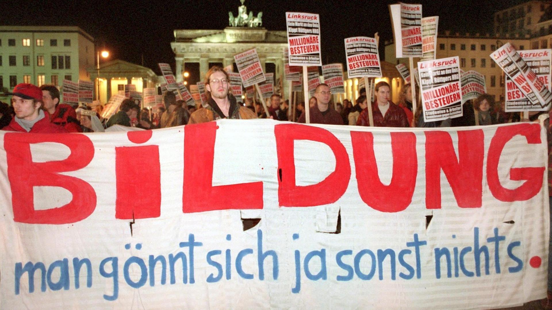 Mit dem Plakat "Bildung - man gönnt sich ja sonst nichts" stehen am 10.1.1998 Studenten auf dem Pariser Platz vor dem Brandenburger Tor. Zum Abschluß des bundesweiten Studentenkongresses zogen Hunderte Studierende aus ganz Deutschland durch die Berliner Innenstadt. Mit dem Plakat "Bildung - man gönnt sich ja sonst nichts" stehen am 10.1.1998 Studenten auf dem Pariser Platz vor dem Brandenburger Tor. Zum Abschluß des bundesweiten Studentenkongresses zogen Hunderte Studierende aus ganz Deutschland durch die Berliner Innenstadt.