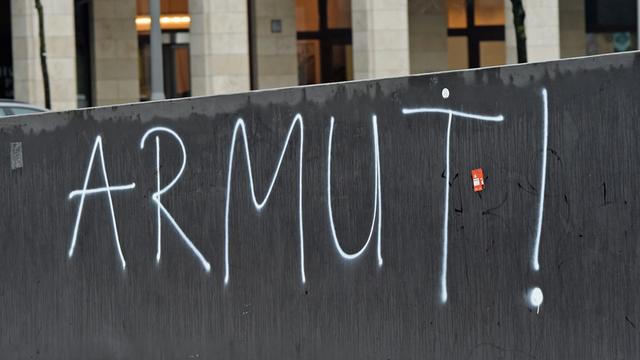 "Armut!" steht am 11.01.2016 in Berlin am Potsdamer Platz an einer Wand.